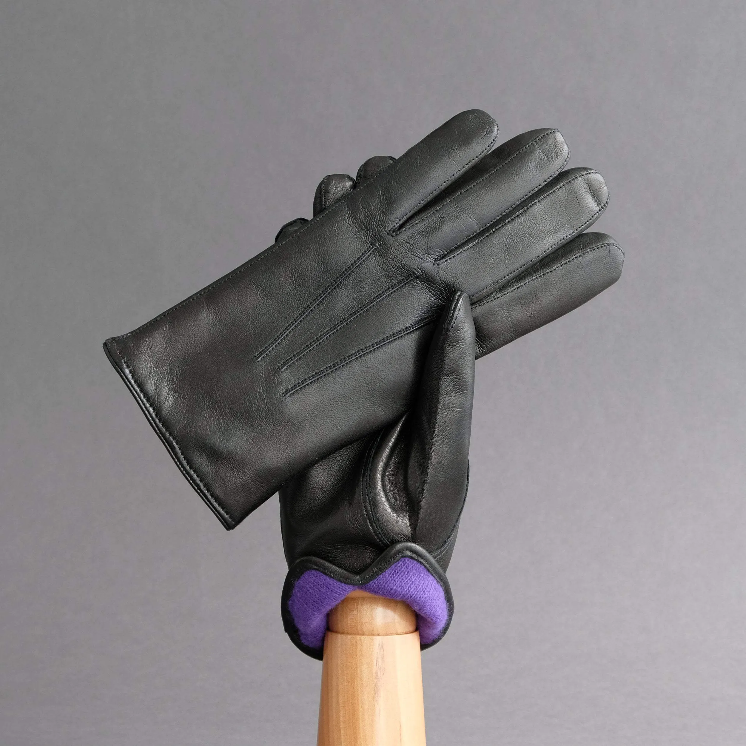 Gentlemen's Gloves from Black Hair Sheep Nappa Lined with Purple Cashmere