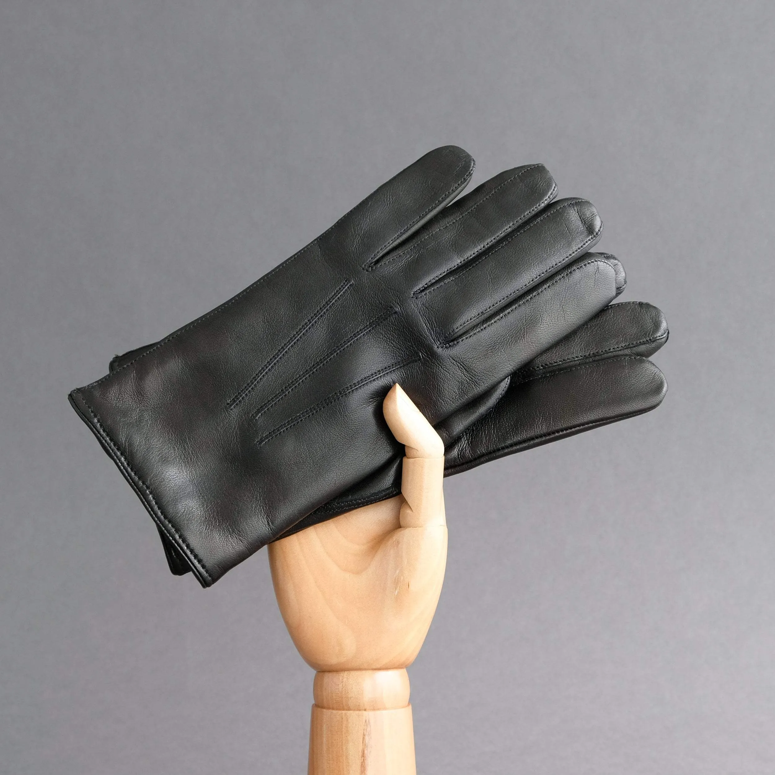 Gentlemen's Gloves from Black Hair Sheep Nappa Lined with Purple Cashmere